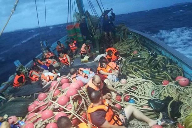 T&agrave;u du lịch Phoenix PD Diving chở 97 người, gồm 95 h&agrave;nh kh&aacute;ch Trung Quốc v&agrave; 2 h&agrave;nh kh&aacute;ch Th&aacute;i Lan, lật ngo&agrave;i khơi đảo Koh Hae, tỉnh Phuket, v&agrave;o l&uacute;c 17h45 ng&agrave;y 5/7. T&iacute;nh đến 21h c&ugrave;ng ng&agrave;y, 48 người đ&atilde; được c&aacute;c t&agrave;u c&aacute; v&agrave; t&agrave;u hải qu&acirc;n giải cứu, 48 người vẫn mất t&iacute;ch v&agrave; một thi thể được t&igrave;m thấy. Ảnh: Phuket News.