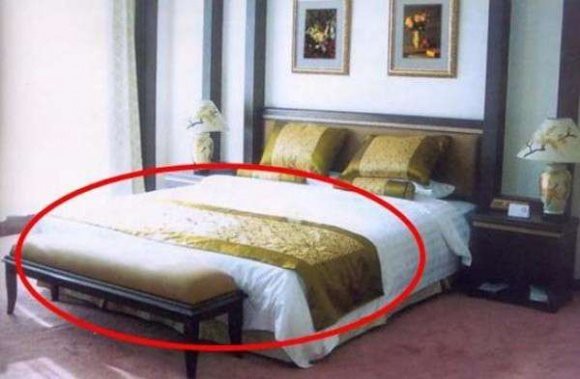 Mọi người có phát hiện những chiếc khăn được trải ngang ở cuối giường dùng để làm gì không? Cứ tưởng chỉ để trang trí cho đẹp, không ngờ tấm chăn vắt ngang dưới cuối giường khách sạn lại có nhiều ý nghĩa như vậy.