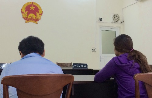 
Suốt thời gian ở phòng xử, anh Hoàn cứ cầm chiếc điện thoại trên tay và chơi game. Ảnh: Phan Thân.
