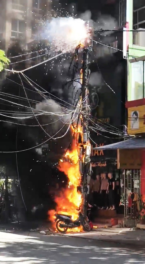 Hiện trường vụ cháy trụ điện trước số nhà 50 Bến Nghé, TP.Huế khiến người dân hốt hoảng. 