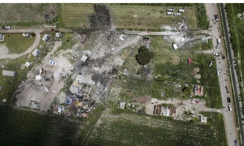 Hiện trường tan hoang sau loạt vụ nổ nh&igrave;n từ tr&ecirc;n cao. Ảnh: AFP.