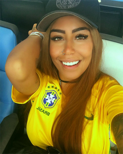Người đẹp thường xuyên diện áo của tuyển Brazil để cổ vũ anh trai. Ngoài ra, cô còn là fan cuồng của David Beckham. Cô đã đổi tên mình từ Rafaella Da Silva Santos sang Rafaella Beckran để bày tỏ sự hâm mộ với cựu cầu thủ người Anh.