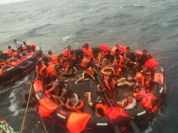 Một thi thế đ&atilde; được t&igrave;m thấy. Nạn nh&acirc;n mặc &aacute;o phao của t&agrave;u Phoenix PD Diving, theo Bangkok Post. Một h&agrave;nh kh&aacute;ch kh&aacute;c bị thương nặng trong khi những người c&ograve;n lại c&oacute; thương t&iacute;ch nhẹ. Ảnh: Phuket News.