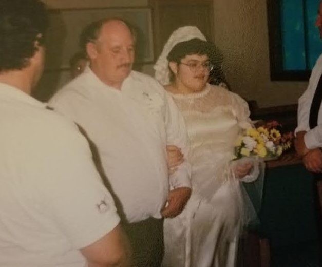 Rebecca buộc phải để cha dượng dắt tay m&igrave;nh bước v&agrave;o lễ đường.