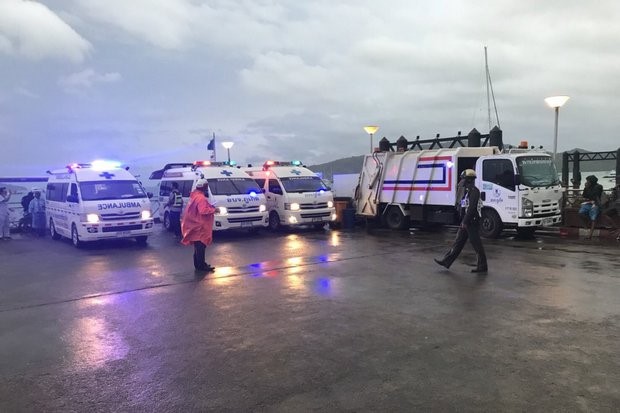 Lực lượng cứu hộ t&uacute;c trực tại cảng Chalong, chờ t&agrave;u hải qu&acirc;n đưa c&aacute;c du kh&aacute;ch gặp nạn v&agrave;o bờ chiều tối ng&agrave;y 5/7. Ảnh: Twitter/@fm91trafficpro.
