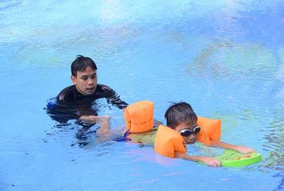 
Các bé xuống nước tập động tác bơi ếch với sự hướng dẫn của những thầy chuyên nghiệp - Ảnh: Vinhomes cung cấp
