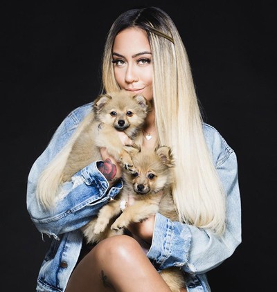 Em gái Neymar rất yêu chó. Cô thường xuyên đăng ảnh đi chơi cùng cún cưng trên Instagram.