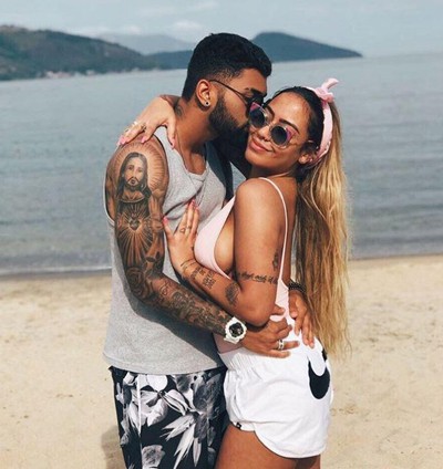 Năm 2017, Rafaella Beckran công khai hẹn hò Gabriel Barbosa - đồng đội của Neymar ở đội tuyển quốc gia Brazil.