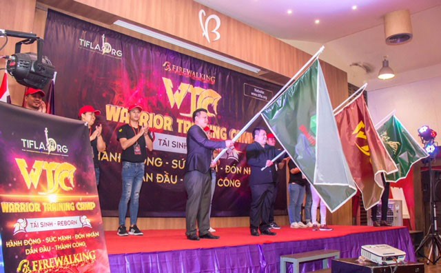 
Lễ khai giảng chương trình Trại chiến binh WTC với phần phất cờ là CEO TIFLA Education đại diện cho 3 quốc gia Thái Lan, Việt Nam và Campuchia
