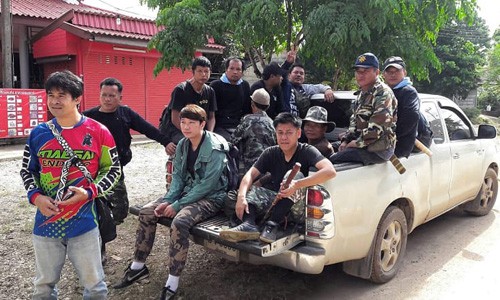 Các binh sĩ Thái Lan, kiểm lâm và thợ săn tổ yến tại khu vực giải cứu đội bóng gần hang Tham Luang. Ảnh: SMH.