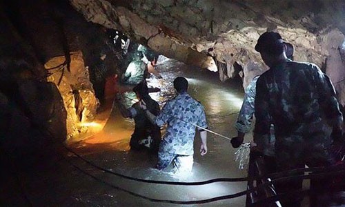Các đặc nhiệm SEAL thuộc Hải quân Thái Lan lội qua hang động ngập nước để tới vị trí đội bóng mắc kẹt. Ảnh: AFP.