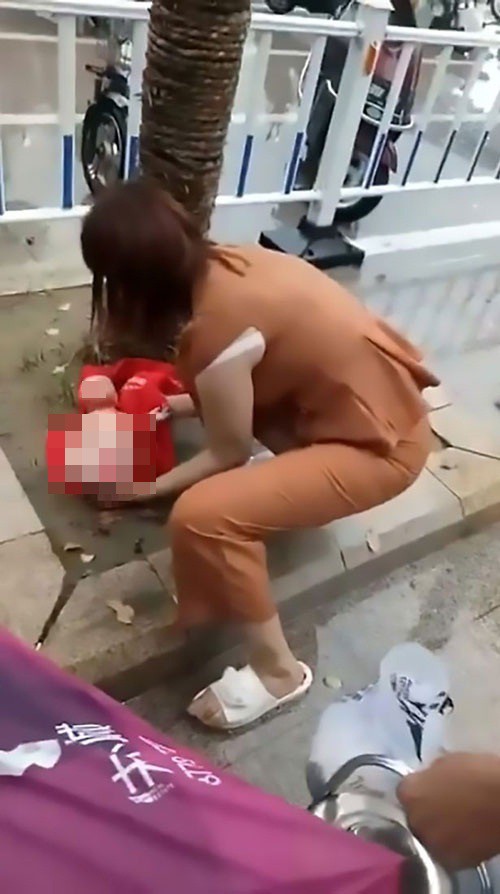 Em b&eacute; được người qua đường gi&uacute;p đỡ sau khi bị b&agrave; ngoại vứt bỏ.