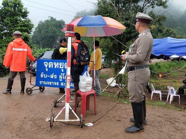 Khu vực ngoài cửa hang bị phong tỏa. Ảnh Reuter