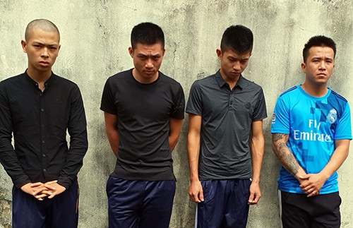 Nhóm thanh niên tra khảo anh Thảo, đang bị cảnh sát tạm giữ. Ảnh: Lan Vy.