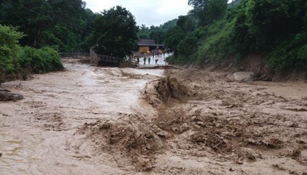 9 tỉnh vùng núi phía Bắc có nguy cơ cao xảy ra lũ quét
 

Tại miền Bắc, trong hôm qua tại nhiều khu vực đã có mưa vừa, mưa to có nơi mưa rất to như: Mường Tè 32mm, Mù Cang Chải (Yên Bái) 77mm, Lục Yên (Yên Bái) 89mm, Bắc Quang (Hà Giang) 37.3mm, Trùng Khánh (Cao Bằng) 51.6mm, Vĩnh Yên (Vĩnh Phúc) 42.5mm, Hải Dương 85.6mm, Nho Quan (Ninh Bình) 62mm…

Từ nay đến 9/7, vùng có mưa vừa, mưa to sẽ tiếp tục mở rộng khắp khu vực đồng bằng Bắc Bộ và các tỉnh tỉnh Thanh Hoá – Hà Tĩnh.

Riêng các tỉnh vùng núi gồm: Lai Châu, Lào Cai, Hà Giang, Tuyên Quang, Yên Bái, Cao Bằng, Lạng Sơn có mưa rất to và dông. Thời gian có mưa to đến rất to tập trung vào đêm và sáng. Trong cơn dông có khả năng rất cao xảy ra tố, lốc và gió giật mạnh.

Cảnh báo nguy cơ cao xảy ra sạt lở đất và lũ quét ở vùng núi phía Bắc, đặc biệt tại các tỉnh như: Điện Biên, Lai Châu, Sơn La, Lào Cai, Yên Bái, Hà Giang, Tuyên Quang, Cao Bằng, Bắc Cạn. Cấp độ rủi ro thiên tai cấp 2.

Thủ đô Hà Nội trong hôm nay có mưa, có nơi mưa vừa, mưa to và dông bất chợt, trong cơn dông có khả năng cao xảy ra tố, lốc và gió giật mạnh. Ban ngày trời mát 32 độ, đêm giảm còn 27 độ C, đây là mức nhiệt thấp nhất trong gần 10 ngày qua tại thủ đô. Trong đợt nắng vừa qua, nhiệt độ thấp nhất tại Hà Nội có ngày vẫn ở mức 31-32 độ C.

Tây Nguyên và Nam Bộ hôm nay đều gia tăng mưa cả ngày lẫn đêm, nhiều điểm có mưa vừa, mưa to kèm dông. So với hôm qua, nhiệt độ ban ngày tại 2 khu vực tiếp tục giảm, cao nhất tại Tây Nguyên ở mức 27-30 độ C, Nam Bộ phổ biến 30-32 độ.

Theo M.Anh

Vietnamnet
