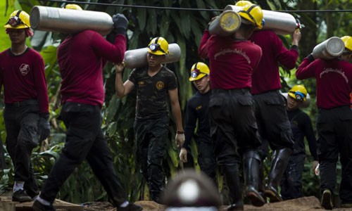 Quân đội Thái Lan di chuyển các bình oxy tới khu vực giải cứu đội bóng nhí trong hang Tham Luang. Ảnh: AFP.