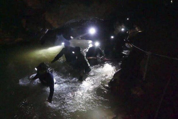 
Hình ảnh đầu tiên của đội thợ lặn giải cứu các cầu thủ nhí trong hang Tham Luang.
