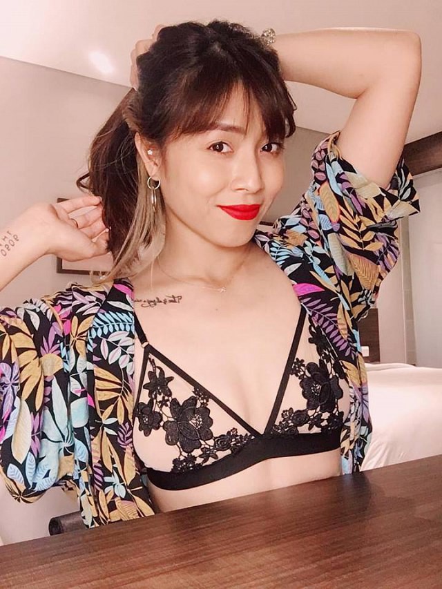 Khoảnh khắc rất gợi cảm khác của BTV Hoàng Linh trong chiếc bra ren sexy, táo bạo