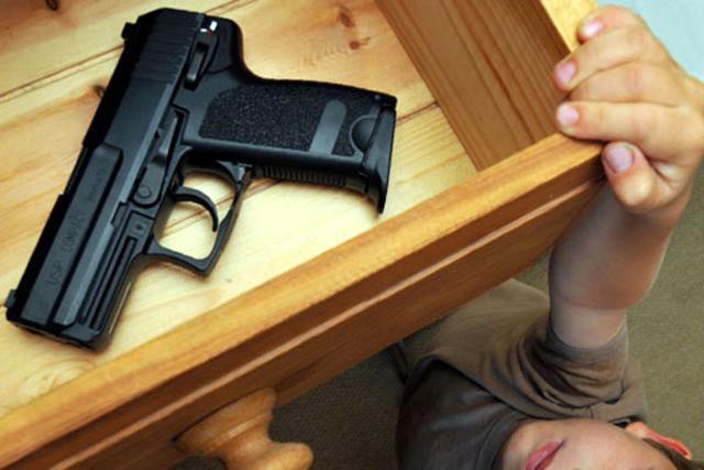 B&eacute; trai đ&atilde; tử vong v&igrave; tự &yacute; nghịch s&uacute;ng (Ảnh minh họa)