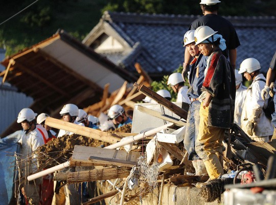 Lực lượng cứu hộ c&oacute; mặt tại tỉnh Ehime bị sạt lở do mưa lớn. Ảnh: Kyodo