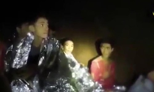 Chanin Viboonrungruang (giữa) trong đoạn video do đặc nhiệm Thái Lan ghi lại bên trong hang động. Ảnh: Thai Navy