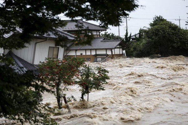 Nhiều ngôi nhà bị phá hủy hoặc hư hại nghiêm trọng vì mưa lũ tại Nhật. Ảnh: Reuters.