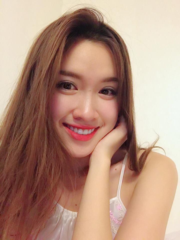 Tuy chỉ cao 1m65 song người đẹp gốc Nha Trang sở hữu số đo 3 vòng vừa vặn 75-61-86,5. Những con số này dù khiêm tốn nhưng tổng thể cân đối, nóng bỏng của MC 22 tuổi này.