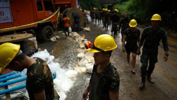Các nhân viên cứu hộ bơm nước khỏi hang Tham Luang. Ảnh: Reuters.