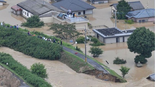 Nhiều khu vực bị ngập nặng v&agrave; đường x&aacute; hư hại. Ảnh: AAP