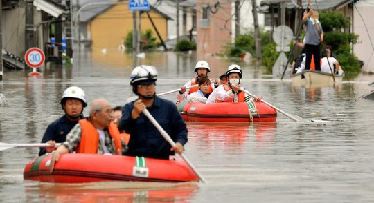 Lực lượng chức 1năng khẩn trương t&igrave;m người mắc kẹt. Ảnh: AAP