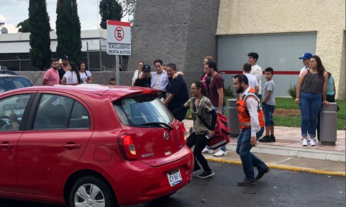 Một người đ&agrave;n &ocirc;ng được gi&uacute;p đỡ đưa l&ecirc;n xe hơi tại s&acirc;n bay Durango. Ảnh: Reuters.
