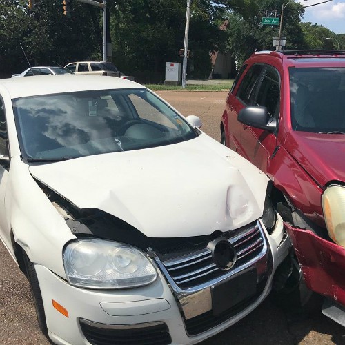 Chiếc ôtô màu trắng của gia đình Rebecca bị vỡ, hỏng nhiều sau vụ đâm xe. Ảnh: Facebook.
