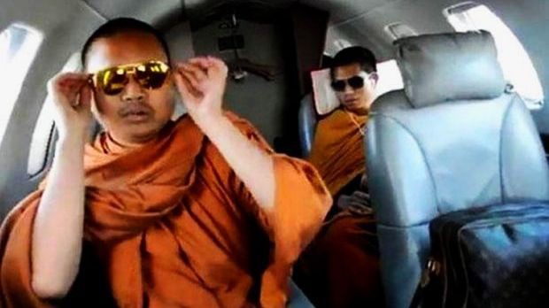 Bức ảnh Wiraphon đeo k&iacute;nh đắt tiền, x&agrave;i t&uacute;i h&agrave;ng hiệu v&agrave; ngồi chuy&ecirc;n cơ ri&ecirc;ng đ&atilde; khiến nh&agrave; sư n&agrave;y bị truy bắt.