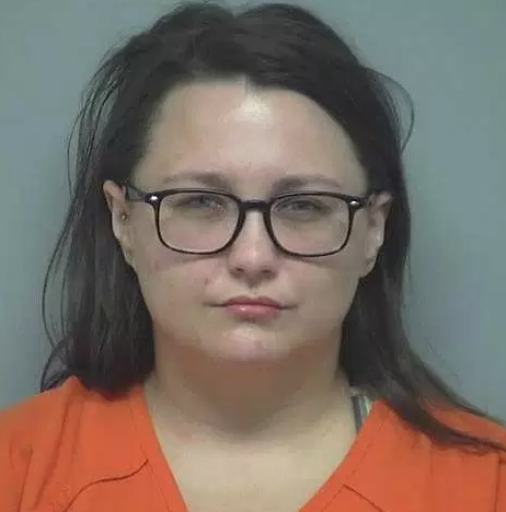 Brittney Whetzel, 28 tuổi, bị c&aacute;o buộc quan hệ t&igrave;nh dục với hai học sinh