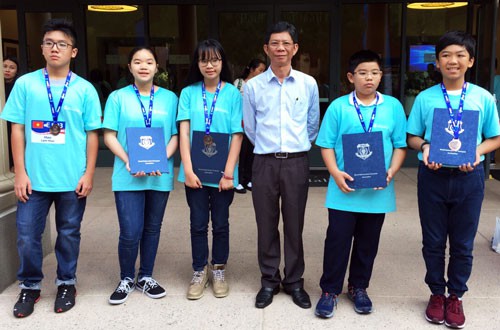 
Những học sinh Việt Nam đoạt giải trong cuộc thi To&aacute;n học Thế giới WMO. Ảnh: B&igrave;nh Kh&aacute;nh.
