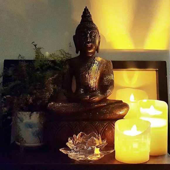Một góc yêu thích có bày nến và tượng Phật giúp Băng Di luôn thư thái, tĩnh tâm.
