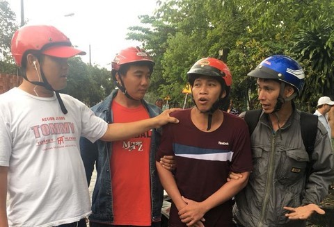 Châu Vũ Phương (áo nâu).