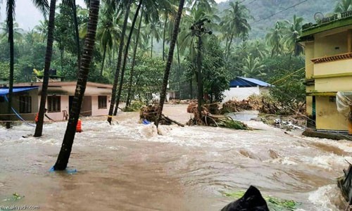 Những ngôi nhà bị ngập trong nước lũ ở huyện Thiruvananthapuram, bang Kerala hôm 9/8. Ảnh: National Herald India.