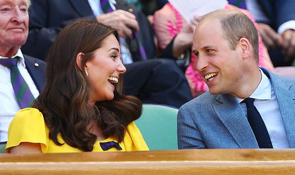 Kate và William trò chuyện khi đi xem trận chung kết Wimbledon hôm 15/7. Ảnh: UK Press.