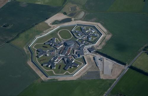 Nhà tù Storstrom nhìn từ trên cao xuống. Bao xung quanh nhà tù là hàng trăm camera an ninh và bức tường cao 6m. Tỷ lệ tái phạm của các tù nhân sau khi ra tù ở Đan Mạch khá thấp, ở mức 27%, so với Mỹ là 43%.
