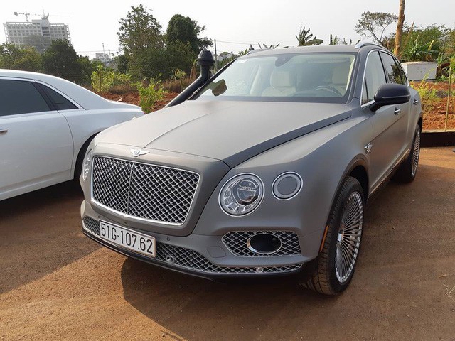 Một chiếc Bentley Bentayga có ngoại thất màu xám, mâm đa chấu và độ thêm ống thở.