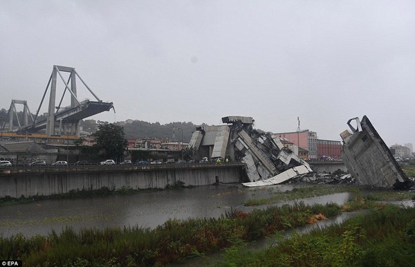 
Cầu cao tốc Marandi chỉ còn đống đổ nát sau khi sập.
