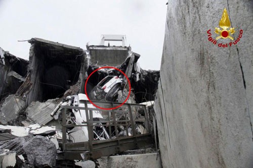 Chiếc xe của Capello bị mắc kẹt trong đống đổ nát sau vụ sập cầu hôm 14/8. Ảnh: Twitter.