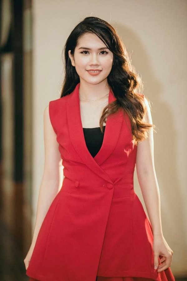
Năm 2011, khi mới bước sáng tuổi 21, Thùy Dương, người đẹp Hoa hậu Việt Nam 2010 lên xe hoa cùng diễn viên Minh Tiệp. Cô lấy chồng hơn nhiều tuổi và bắt đầu cuộc sống làm dâu với nhiều thử thách.

