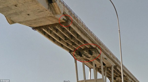 Hình ảnh được dẫn làm bằng chứng cho việc cây cầu bị sập.