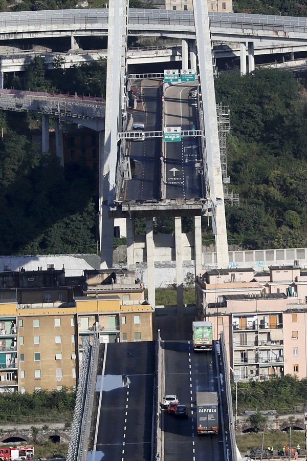 Hiện trường cây cầu Genoa bị gẫy đôi.