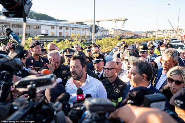 Ông Matteo Salvini trả lời báo giới.