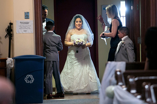 Amanda Flores bước vào lễ đường trước mặt hai con trai trong đám cưới diễn ra hôm 11/8. Ảnh: New York Times