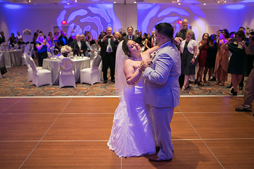 Flores và Bordoy nhảy trong tiệc cưới hôm 11/8. Ảnh: New York Times