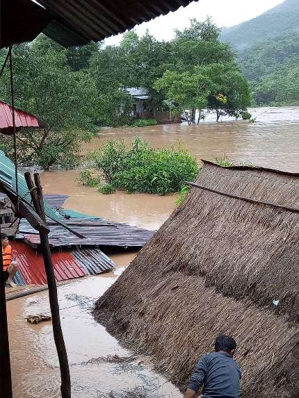 
Nhiều nhà dân ở xã Mỹ Lý, huyện Kỳ Sơn bị ngập sâu.
